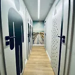 Thruster - Mini Kino, Lobby, Kuchnia, Netflix Hotel