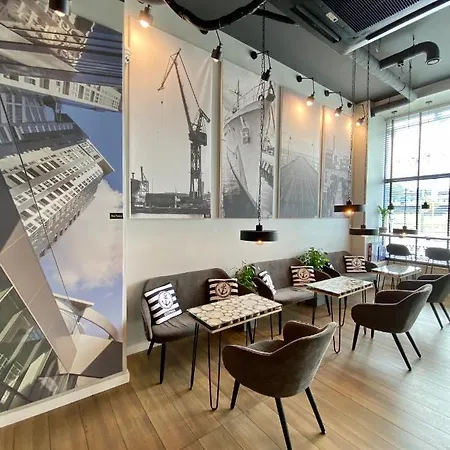 Thruster - Rooms, Kitchen, Chill-out Zone-netflix, Lobby-netflix 호텔 그디니아